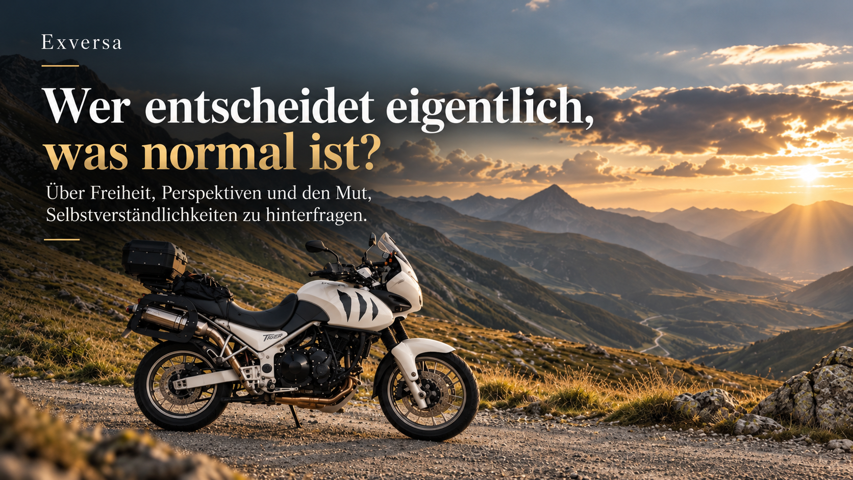 Motorrad am Albulapass oberhalb der Baumgrenze mit weitem Blick über die Berglandschaft